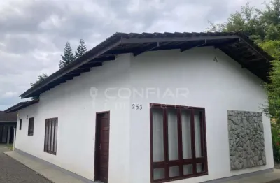 Casa com 3 quartos para locação no saguaçu por r$3.900,00 + taxas