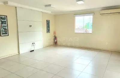 Apartamento semi-mobiliado com 3 quartos para locação no iririu por r$3.600,00 + taxas