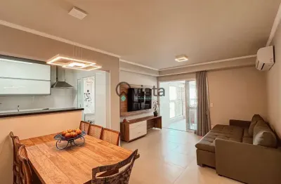Apartamento decorado apenas 2 quadras da praia e vista para o mar á venda na Enseada no Guarujá | Q