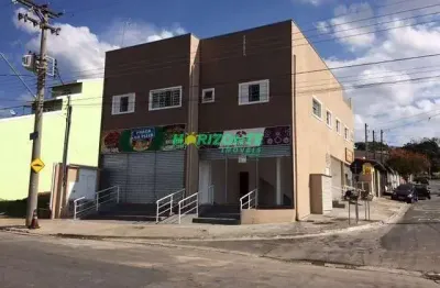 Predio com apartamentos na parte superior e salaões comerciais no terreo
