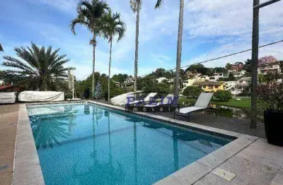 Casa térrea em frente ao lago, com 5 suítes no cond. marambaia.