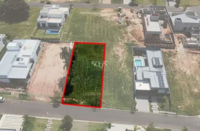 Ótimo terreno em aclive com 503m2 de área total em rua tranquila do condomínio.