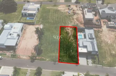 Ótimo terreno em aclive com 503m2 de área total em rua tranquila do condomínio.