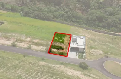 Ótimo terreno em aclive com 521m2 de área total em rua tranquila do condomínio.