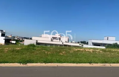 Terreno em declive com 361m2 de área total, em excelente localização dentro do condomínio.