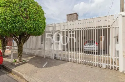 Casa bem interessante, com pé direito alto e excelente estrutura de construção.