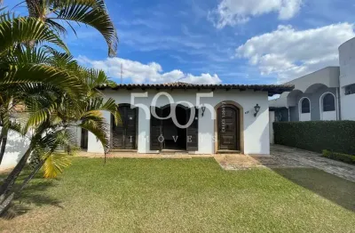 Linda casa colonial à venda no centro de itu com 190m² de área construída e 562m² de área total.