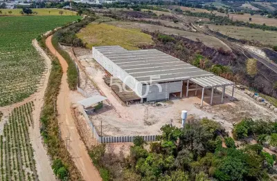 Galpão industrial à venda com 8.800m² de área construída em uma área total de 28000m². com um pé direito alto de 12m.