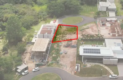 Terreno à venda no condomínio villas do golf, com 401m² de área útil. excelente lote com ótima topografia, com boa localização no condomínio.