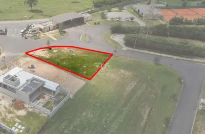 Terreno à venda no condomínio villas do golf, com 611m² de área útil. excelente lote com ótima topografia, com boa localização no condomínio.