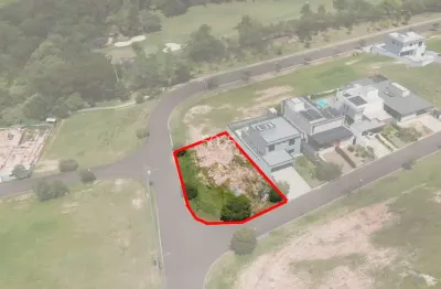 Terreno à venda no condomínio villas do golf, com 611m² de área útil. excelente lote com ótima topografia, com boa localização no condomínio.
