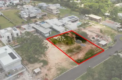 Ótimos terrenos planos com 1006m2 de área total em rua tranquila do condomínio.