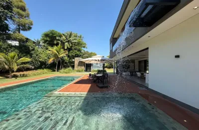 Casa à venda com 2012m² de terreno e 745m² de área construída, completamente mobiliada, cascata, sauna, academia, elevador e quadra de beach tennis.