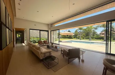 Casa térrea à venda com 2503m² de terreno e 790m² de área construída, completamente mobiliada por maria pia e com projeto por cristiano ribeiro.