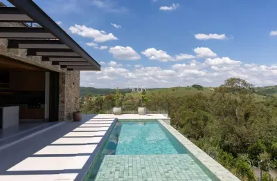 A casa dos seus sonhos no condomínio campos de santo antonio ii em itu, com projeto por ka2r arquitetura, fundo para área verde, detalhes que encantam