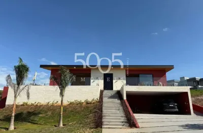 Excelente imóvel com 325m2 de área construída e 700m2 de terreno, em área bem privilegiada dentro do condomínio campos ii
