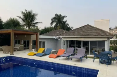 Com uma marcenaria impecável em todos os cômodos, esquadrias em pvc de alta qualidade e um paisagismo deslumbrante, essa casa é um verdadeiro oásis de