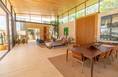 Com uma arquitetura contemporânea e sutil projetada pelo renomado arquiteto caio bandeira, essa casa une elementos naturais e mobiliários ornare