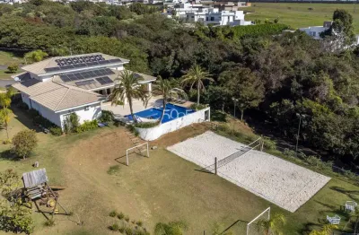 Excelente imóvel térreo com fundo para área verde, com 380m2 de construção em um terreno de 1874m2.