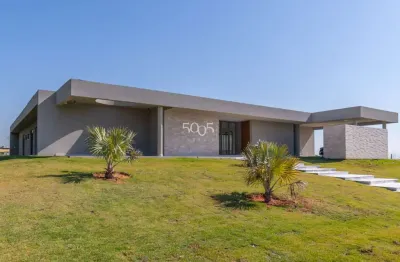 Projeto assinado pelo arquiteto alexandre chaguri com 2.406m2 de terreno e 618m2 de construção. com luz e ventilação naturais, acabamentos italianos