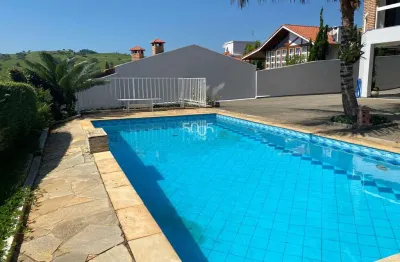 Casa à venda no condomínio campos de santo antônio, com 375m² construídos e 745,61m² de área total.