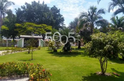 Casa térrea, totalmente mobiliada, possui 500 m2 de área construída, em um terreno de 2.000 m2. localizada em uma das ruas mais tranquilas do cond.