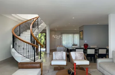 Linda casa à venda no condomínio theodora com 512m2 de construção e 601m2 de terreno.