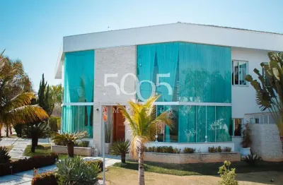 Casa à venda com 700m2 de área construída e 1100m² de área total.