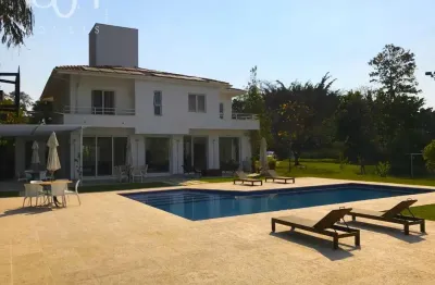 Belíssima casa à venda no condomínio terras de são josé i com 850m² de área construída, sendo incríveis 4.500m² de terreno.