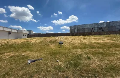 Terreno comercial com 12m de frente e 30m de comprimento (360m2), vagas de estacionamento, localização ótima, perto a condomínios de alto padrão