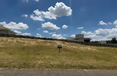 Terreno comercial com 12m de frente e 30m de comprimento (360m2), vagas de estacionamento, localização ótima, perto a condomínios de alto padrão