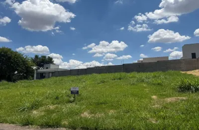 Terreno comercial com 12m de frente e 30m de comprimento (360m2), vagas de estacionamento, localização ótima, perto a condomínios de alto padrão