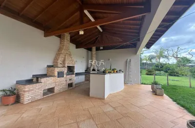 Sobrado à venda no condomínio jardim theodora com 313m² de construção e 3 suítes