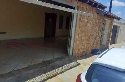 Casa no Uirapuru II com suíte, área de churrasco e portão eletrônico