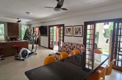 Casa de condomínio para venda possui 320 metros quadrados com 4 quartos