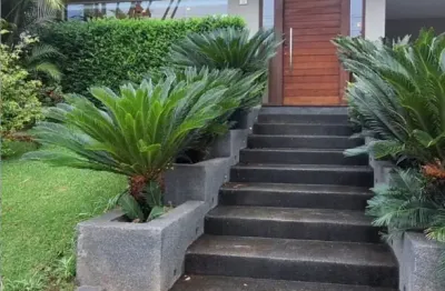 Casa de Alto Padrão para Locação com Lazer Completo e 4 Suítes