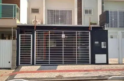 Sobrado mobiliado com 180m2 privativos e 3 quartos no centro de balneário camboriú. para | centro, balneário camboriú, santa catarina