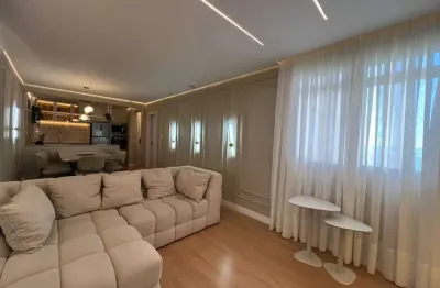 Apartamento mobiliado com 2 suítes em balneário camboriú, prédio frente mar.