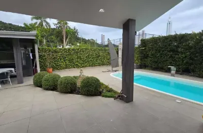 Casa mobiliada e com área de lazer próxima ao centro de eventos