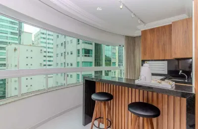 Apartamento 1 suítes + 2 demi-suítes, 2 vagas, varanda, centro de balneário camboriú – financiamento e permuta aceitos