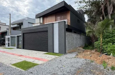 Casa com 3 suítes na praia do estaleiro, balneário camboriú, santa catarina