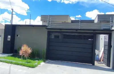 Casa térrea com 3 suites e lazer no pavimento inferior com privacidade e segurança