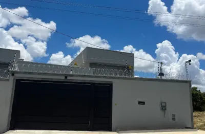 Casa Térrea com 3 quartos sendo 2 suítes com piscina e churrasqueira a carvão