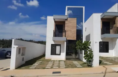 Casa em condomínio fechado, com 95m², com 3 dormitórios e 1 suíte e 2 vagas de garagem.