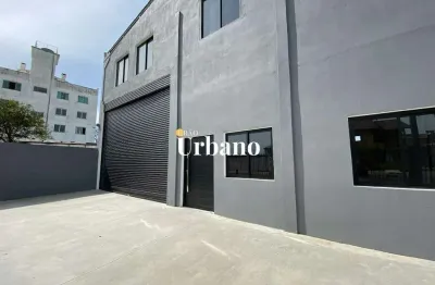 Pavilhão de 450m² com pé-direito alto no bairro mathias velho