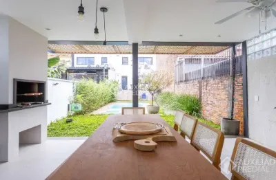 Casa com 3 quartos à venda na Rua Miracema, 242, Chácara das Pedras, Porto Alegre, 210 m2 por R$ 1.900.000