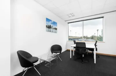 Encontre um espaço de escritório no sao paulo, regus e-tower - funchal  para 3 pessoas pronto para uso