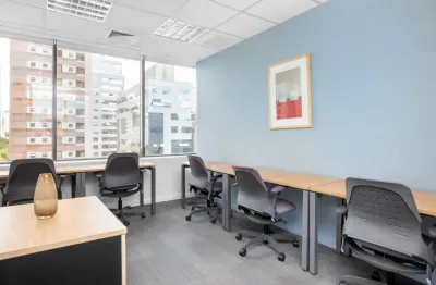 Escritório com amplo espaço para 15 pessoas no renaissance work center