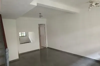 Alugo aconchegante casa com 2 suítes em condomínio fechado na freguesia