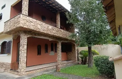 Vendo ótima casa com 4 quartos, sendo 2 suítes no centro do terreno